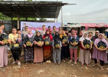 Polres Tangsel Bagikan 500 Paket Bansos Kapolri