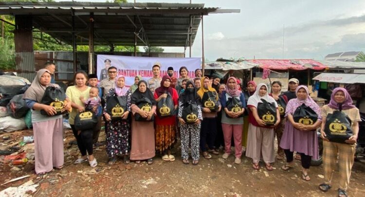 Polres Tangsel Bagikan 500 Paket Bansos Kapolri