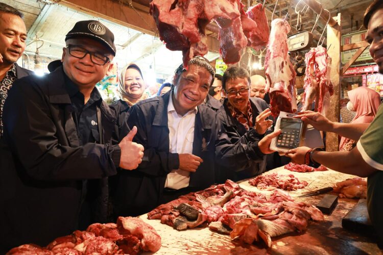 Pj Gubernur Banten Al Muktabar Pantau Barang dan Harga Kebutuhan Pokok di Pasar Rau