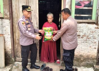 Polsek Pringsewu Kota Bagikan Sembako Untuk Masyarakat terdampak Kenaikan Bahan Pokok