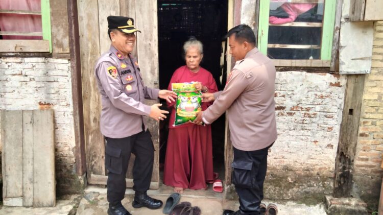 Polsek Pringsewu Kota Bagikan Sembako Untuk Masyarakat terdampak Kenaikan Bahan Pokok