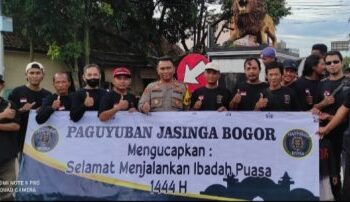 Polsek Jasinga Bersama Paguyuban Jasinga Lakukan Pembagian Takjil di Depan Mako Polsek Jasinga