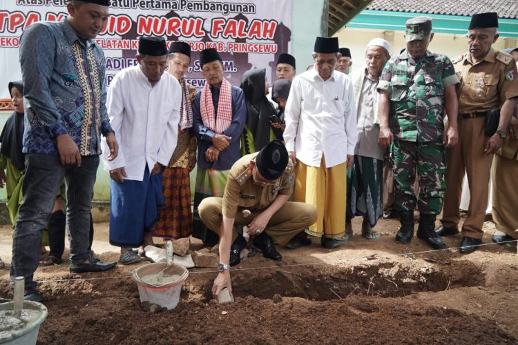 Penjabat Bupati Pringsewu Letakkan Batu Pertama Pembangunan TPA Nurul Falah