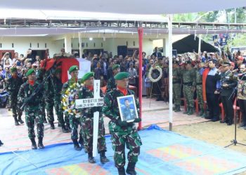 Bupati Samosir Hadiri Pemakaman Serka Anumerta Roybertus Simbolon