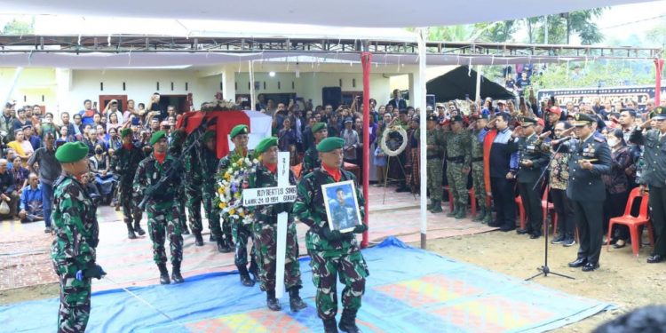 Bupati Samosir Hadiri Pemakaman Serka Anumerta Roybertus Simbolon