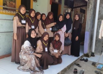 Momentum Bulan Ramadhan, SDN Cikopomayak 1 Jasinga Bagikan Sembako Kepada Warga Yang Kurang Mampu”