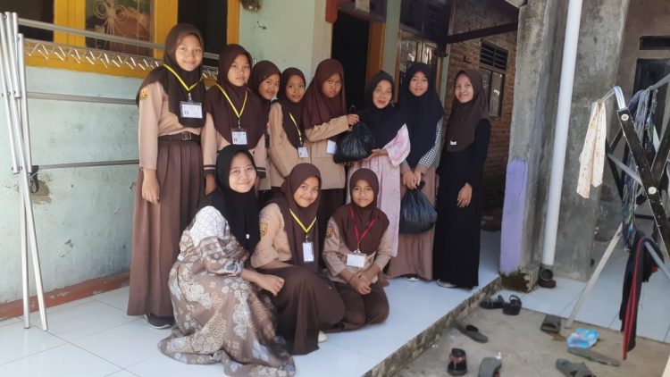 Momentum Bulan Ramadhan, SDN Cikopomayak 1 Jasinga Bagikan Sembako Kepada Warga Yang Kurang Mampu”