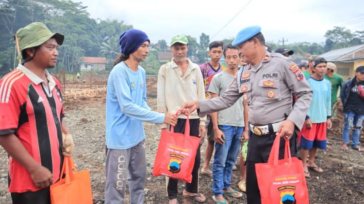 Wujud Kepedulian, Polres Purbalingga Bagikan 574 Paket Sembako