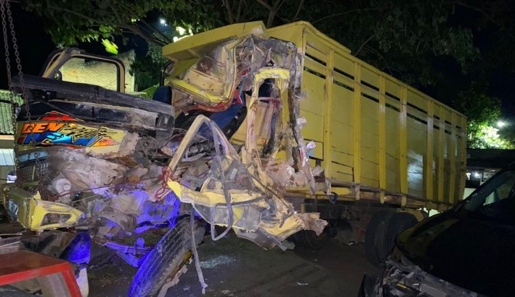 Insiden Kecelakaan Maut di Pringsewu Tewaskan Dua Penumpang Truk