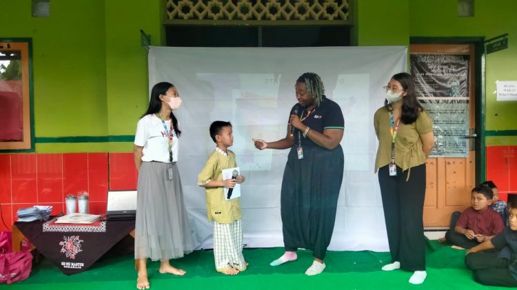 Dukung Program Multiple Language Sekolah, SD NU Master Sokaraja Undang Native Speaker dari USA