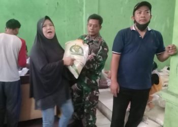 1.860 KPM Terima Beras Dari Kemensos RI, Bhabinsa dan Bhabinkantibmas Desa Ciasem Hilir Terlihat Ikut Mengamankan
