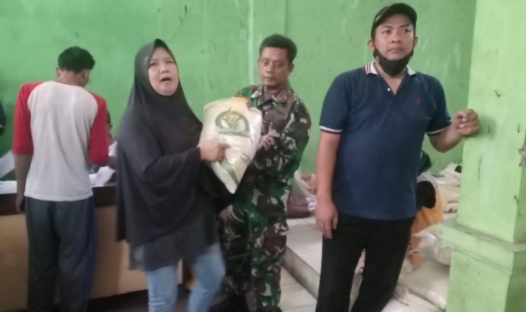 1.860 KPM Terima Beras Dari Kemensos RI, Bhabinsa dan Bhabinkantibmas Desa Ciasem Hilir Terlihat Ikut Mengamankan