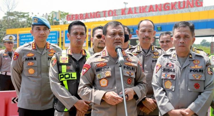 Kapolda Jateng Cek Kesiapan Pengamanan Mudik di GT Kalikangkung, Terpantau Pemudik Mulai Masuk Jateng, Arus Lalin di Tol Kalikangkung Naik 15 Persen