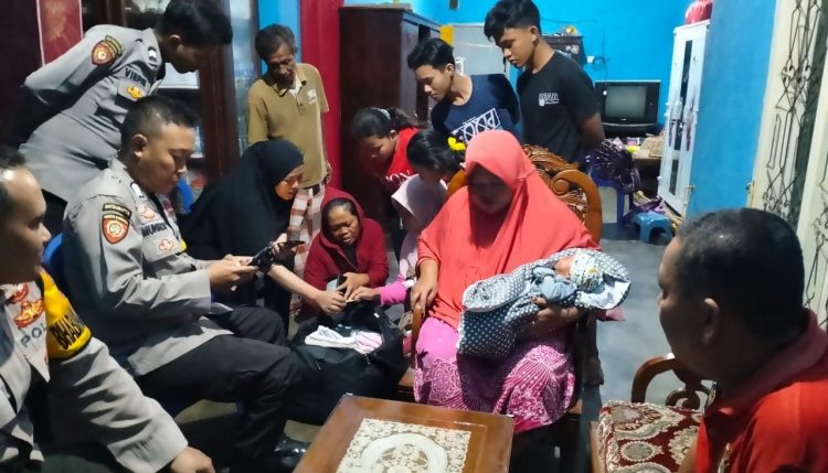 Penemuan Bayi Laki-Laki Terbungkus Kain Di Depan Teras Warga Rantau Tijang