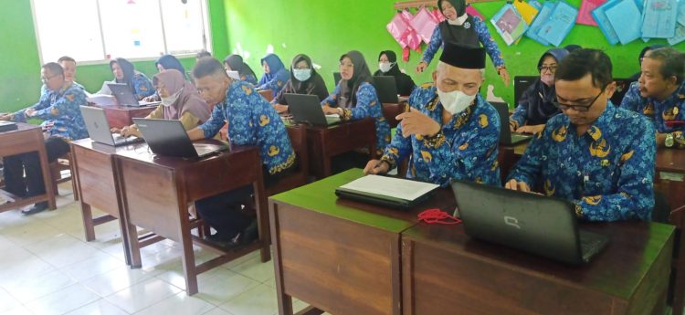 Guru dan Kepala Sekolah Korwilcam Patikraja Bergerak Tuntaskan PMM