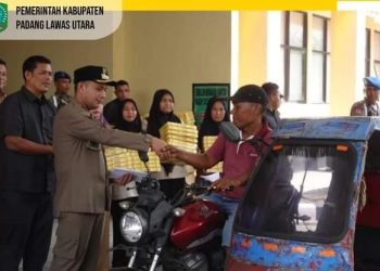 Bupati Padang Lawas Utara bagikan Paket Lebaran ke Abang Becak