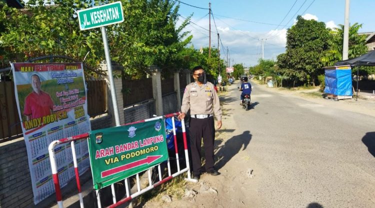 Lancarkan Mudik, Polres Pringsewu Pasang Rambu di Jalur Alternatif