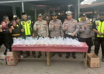 Arahan Kapolres Polsek Ciasem Bagi – bagi Takjil Bersama FKPM Resot Subang