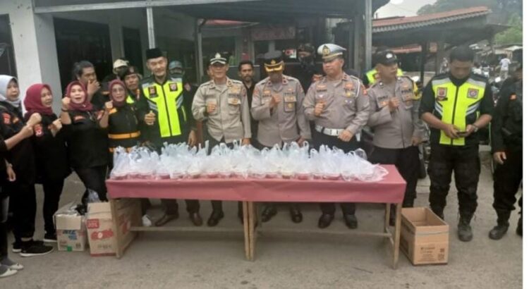 Arahan Kapolres Polsek Ciasem Bagi – bagi Takjil Bersama FKPM Resot Subang