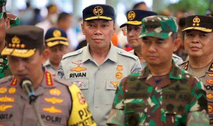 Rivan A. Purwantono Bersama Menhub dan Kapolri Tinjau Pelaksanaan Mudik di Stasiun Pasar