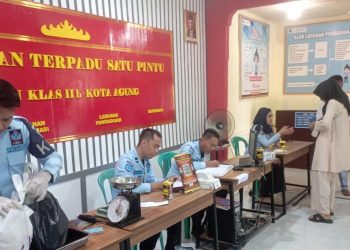 Pengunjung Rutan Kota Agung Antusias Borong Produk WBP dan Terima Pemeriksaan Kesehatan Gratis di Hari Kedua Kunjungan Lebaran
