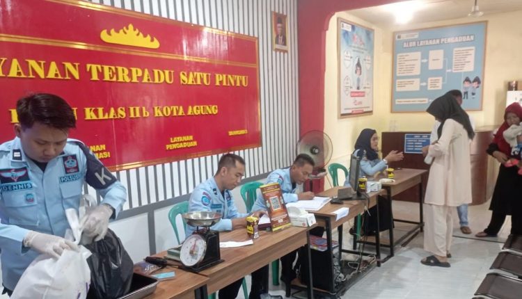 Pengunjung Rutan Kota Agung Antusias Borong Produk WBP dan Terima Pemeriksaan Kesehatan Gratis di Hari Kedua Kunjungan Lebaran