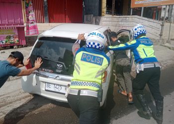 Aksi Polisi Pringsewu Bantu Evakuasi Kendaraan Pemudik Yang Mogok