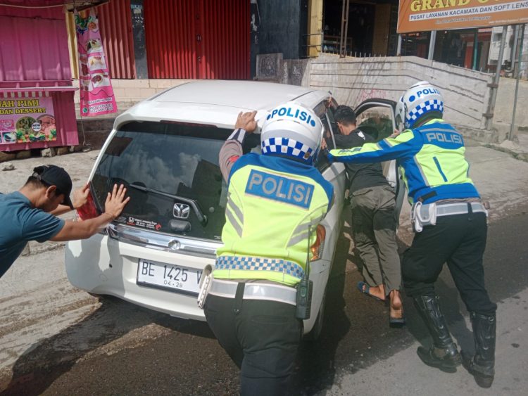 Aksi Polisi Pringsewu Bantu Evakuasi Kendaraan Pemudik Yang Mogok