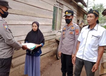 Salurkan Bansos, Kapolsek Pardasuka Imbau Warga Tidak Main Petasan