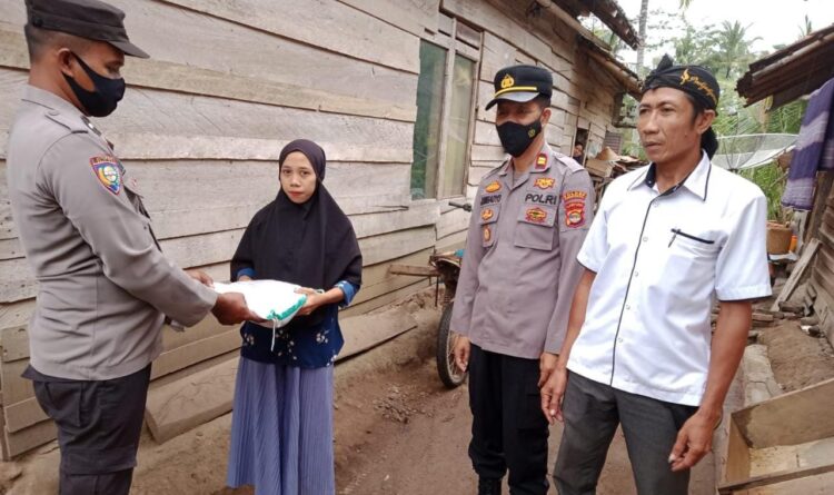 Salurkan Bansos, Kapolsek Pardasuka Imbau Warga Tidak Main Petasan