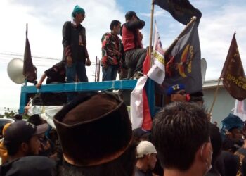 Ormas BPPKB Serang, LMP, Ratusan Masyarakat Majasari Gelar Unras di Depan Galian C di Majasari Jawilan