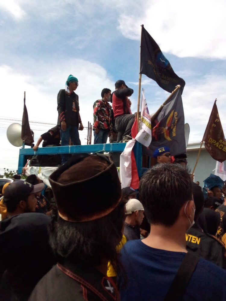 Ormas BPPKB Serang, LMP, Ratusan Masyarakat Majasari Gelar Unras di Depan Galian C di Majasari Jawilan