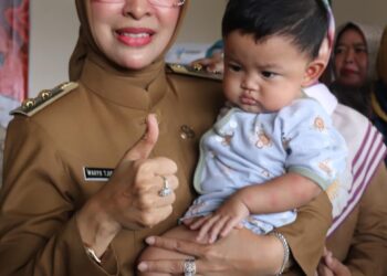 Sambangi Desa Matangaji, Wabup Ayu Tinjau Pelaksanaan PIN Polio dan Edukasi Stunting