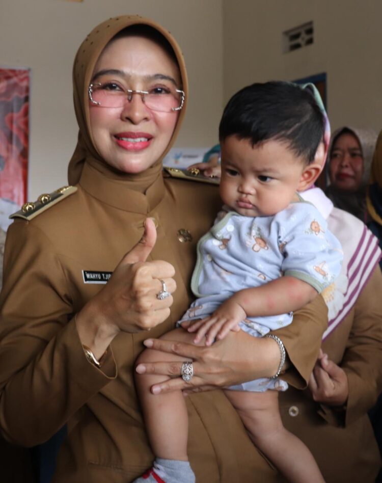 Sambangi Desa Matangaji, Wabup Ayu Tinjau Pelaksanaan PIN Polio dan Edukasi Stunting