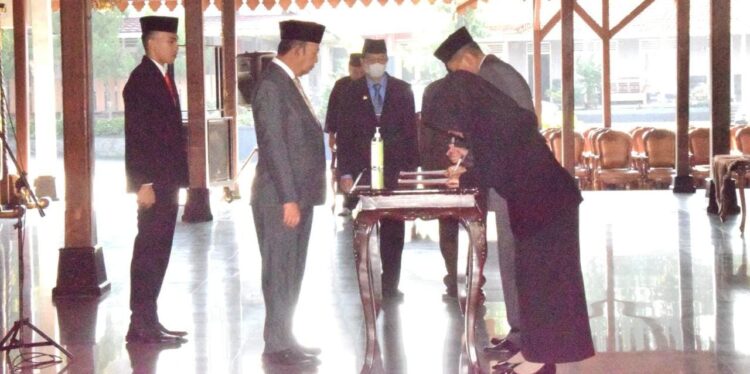 Lantik Pejabat Fungsional, Bupati Banyumas Ingatkan ASN Terus Mengabdi dan Berbakti Untuk Negeri