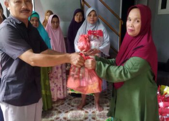 Tokoh Masyarakat Desa Cipenjo Sekaligus Bendahara Gerindra Ranting Cipenjo, Sapri Supriatna Berbagi Sembako di Bulan Suci Ramadhan