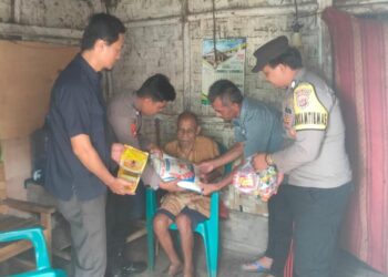 Momen Bulan Suci Ramadhan, Polisi Di Pringsewu Lampung Bagi-Bagi Sembako