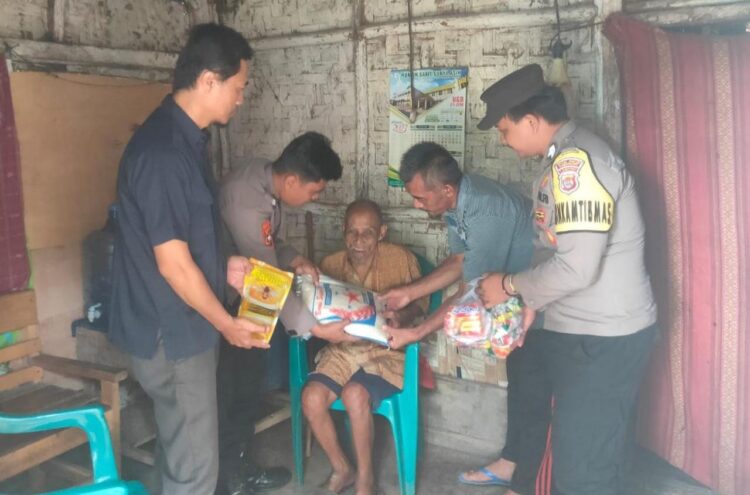 Momen Bulan Suci Ramadhan, Polisi Di Pringsewu Lampung Bagi-Bagi Sembako