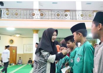 Bupati Tanggamus Hj. Dewi Handajani,  menghadiri peringatan Malam Nuzulul Qur’an dan Solat Taraweh Bersama
