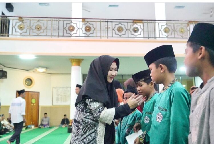 Bupati Tanggamus Hj. Dewi Handajani,  menghadiri peringatan Malam Nuzulul Qur’an dan Solat Taraweh Bersama