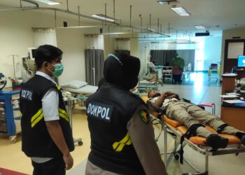 Sigap, Dokkes Polres Tangsel Tangani Warga Yang Sakit Saat Urus SKCK