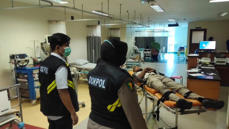 Sigap, Dokkes Polres Tangsel Tangani Warga Yang Sakit Saat Urus SKCK