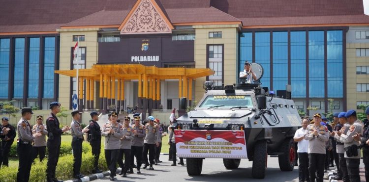 Terkejut, Danlanud RSN Dilepas Kapolda Riau Dengan Arakan Mobil Baracuda