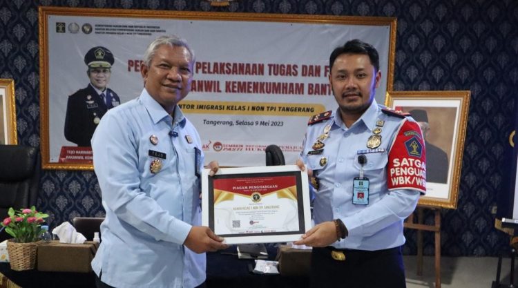 Kantor Imigrasi Kelas 1 Non TPI Tangerang Menerima Piagam Penghargaan Sebagai Satuan Kerja Berkinerja Terbaik Pertama di Lingkungan Kanwil Kemenkumham Banten