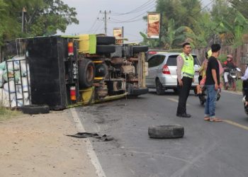 Pecah Ban, Truk Pengangkut Gabah Terguling di Jalinbar Pringsewu
