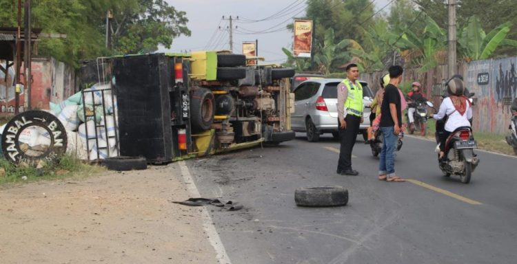 Pecah Ban, Truk Pengangkut Gabah Terguling di Jalinbar Pringsewu
