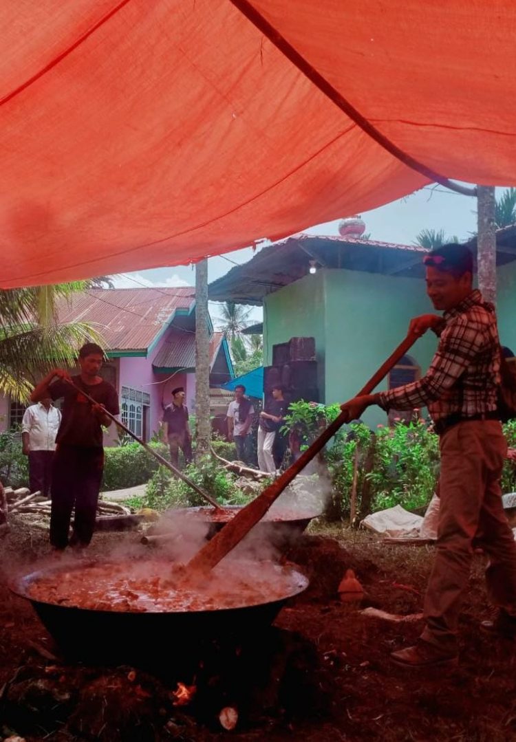 Kaum Suku  Sumagek Nagari Kotosani Gelar Halal Bihalal 1444 H, Antusias  Sekali dan Pemotogan 1 Ekor Sapi di Mushola Alhidayah Banda Jorong Limo Niniak Nagari Kotosani