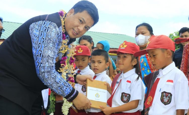 Bupati Samosir Bawa Pelayanan Gratis Ke – Desa Pananggangan II