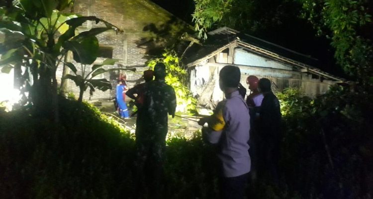 Hujan Deras Disertai Angin, Tiga Pohon Tumbang Timpa Rumah di Mrebet