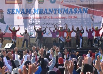 Ribuan Emak-emak Berkebaya Senam Bersama Mbak Atik dan Mbekayu Erna